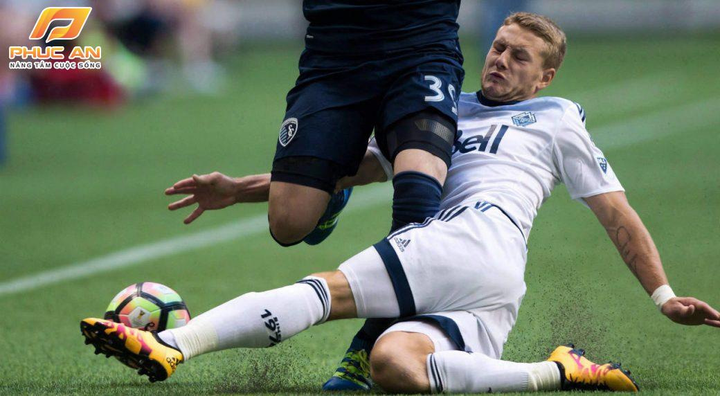 Bó gối khi chơi bóng đá